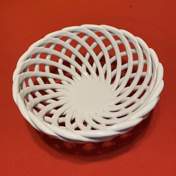 Pier 1 White Woven Ceramic Bread Basket Biscuit Bun Warmer 10" Diameter - Picture 1 of 4
